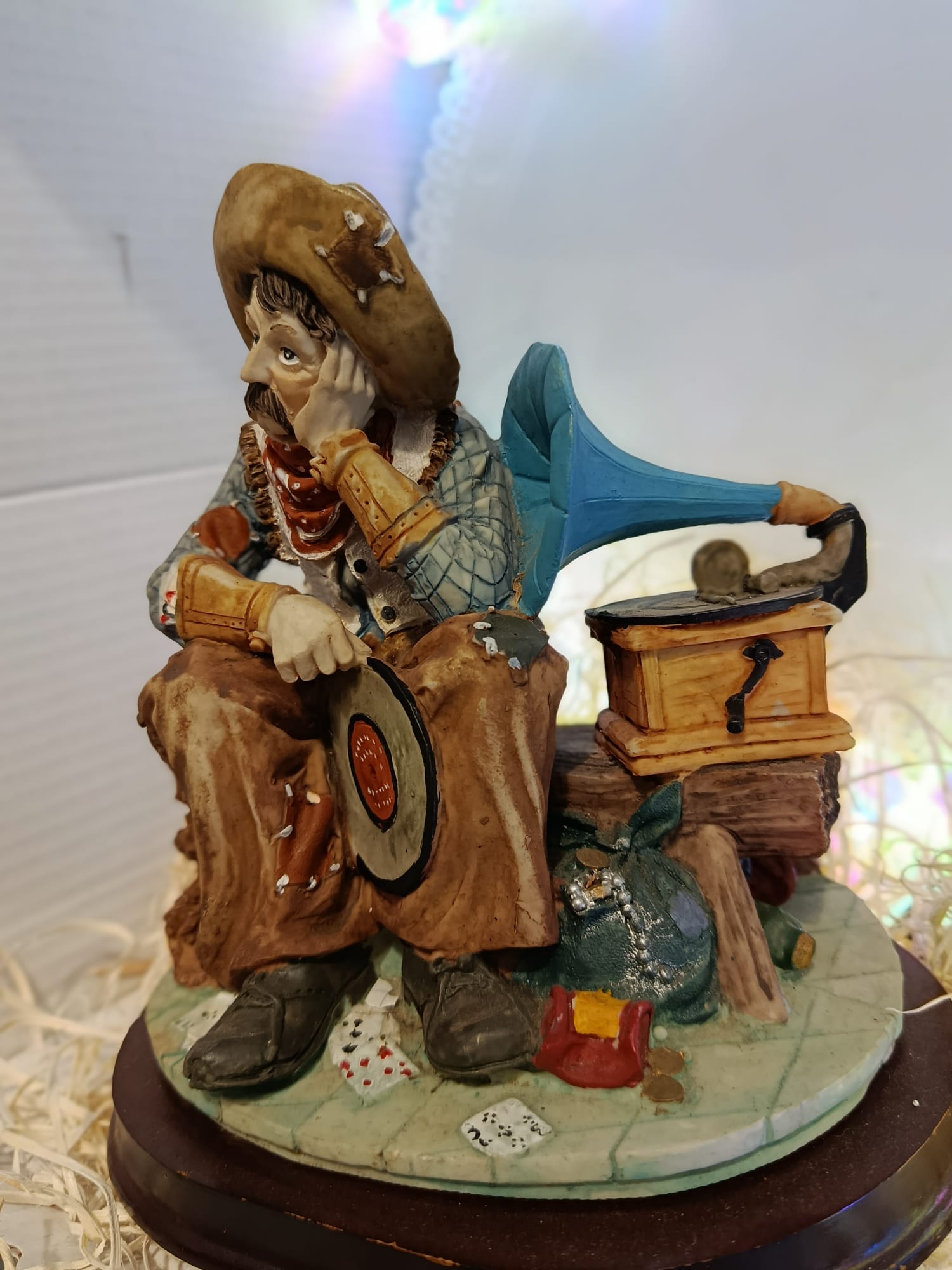 statuetta-cowboy-‘dreams-of-long-ago’-con-grammofono-stile-norman-rockwell